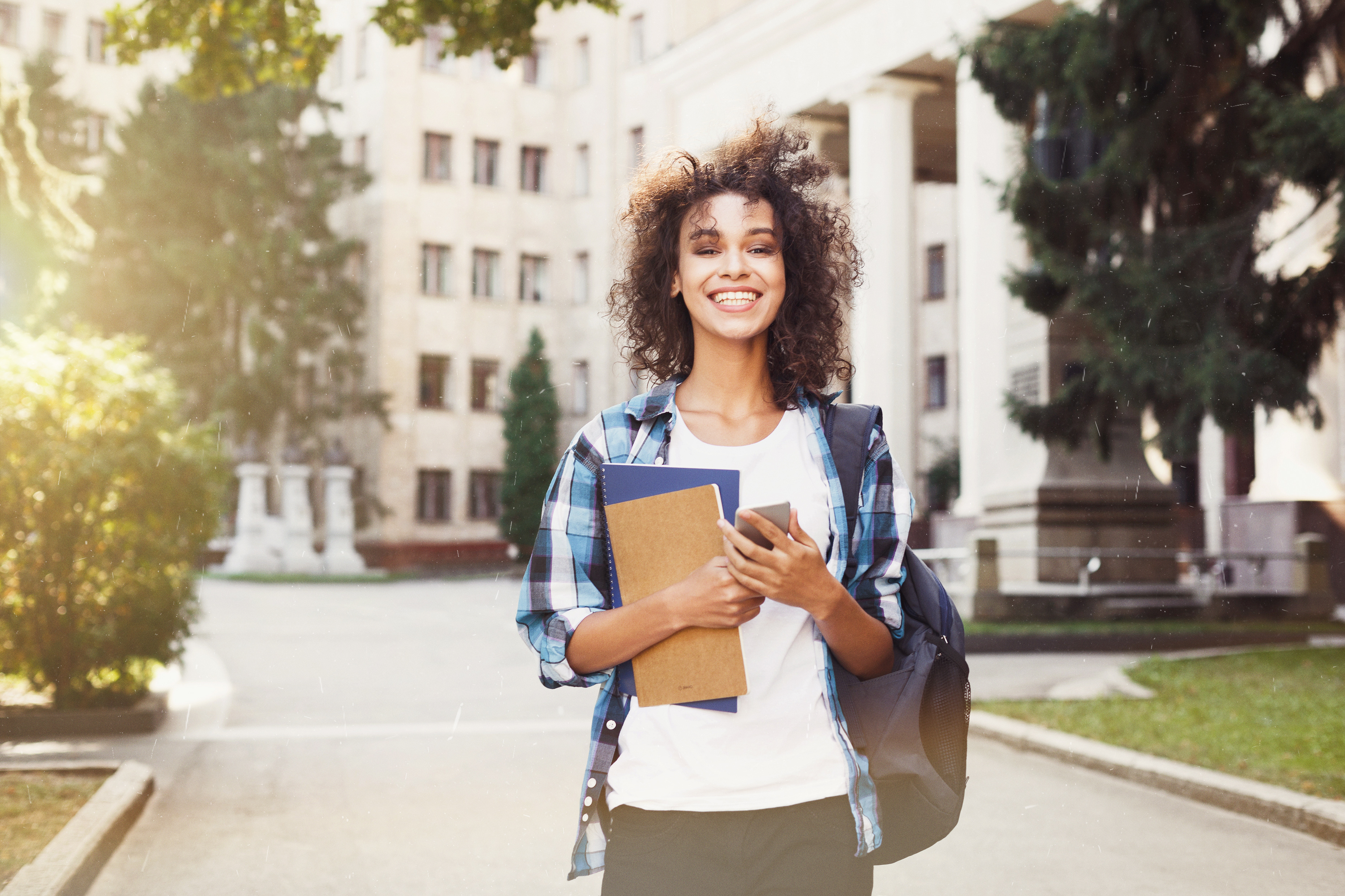 Estudiante mirando hacia su futuro en un campus universitario